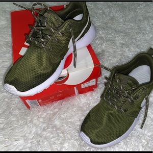 Women Nike Roshe One Sneakers